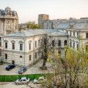 Pe un acoperis, privind spre Piata Natiunilor Unite