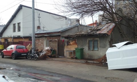 Casuta pierduta printre blocuri