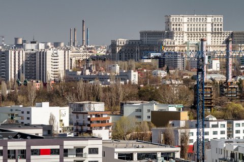 Privind spre Casa Poporului din SEMA Parc - RiverView House