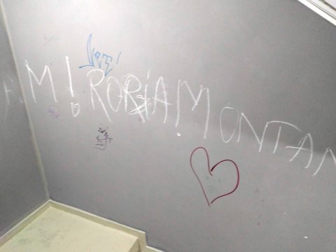 Graffiti pe scarile interioare ale MNAC