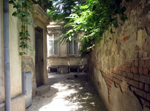 Curte pe str. Sfintii Apostoli